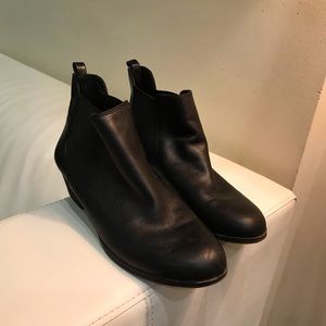 LIKE NEW VINCE CAMUTO LEATHER BOOTIES